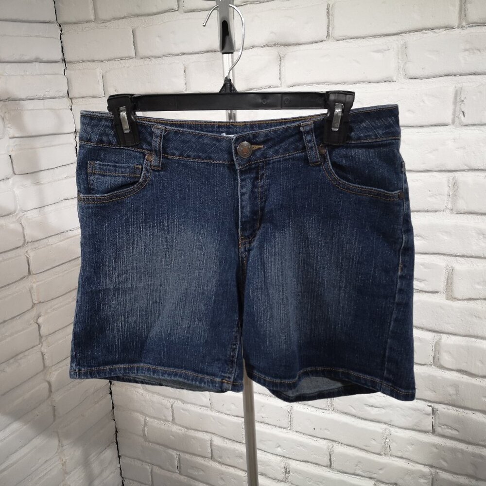 Pure Alfred Sung Ladies Size 6 Medium Wash Zipper & Button Closure Denim Shorts